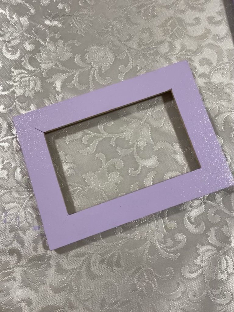 Violetiksi maalattu kehys